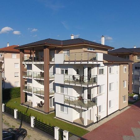 Laguna Beach Apartmanok Шиофок Экстерьер фото