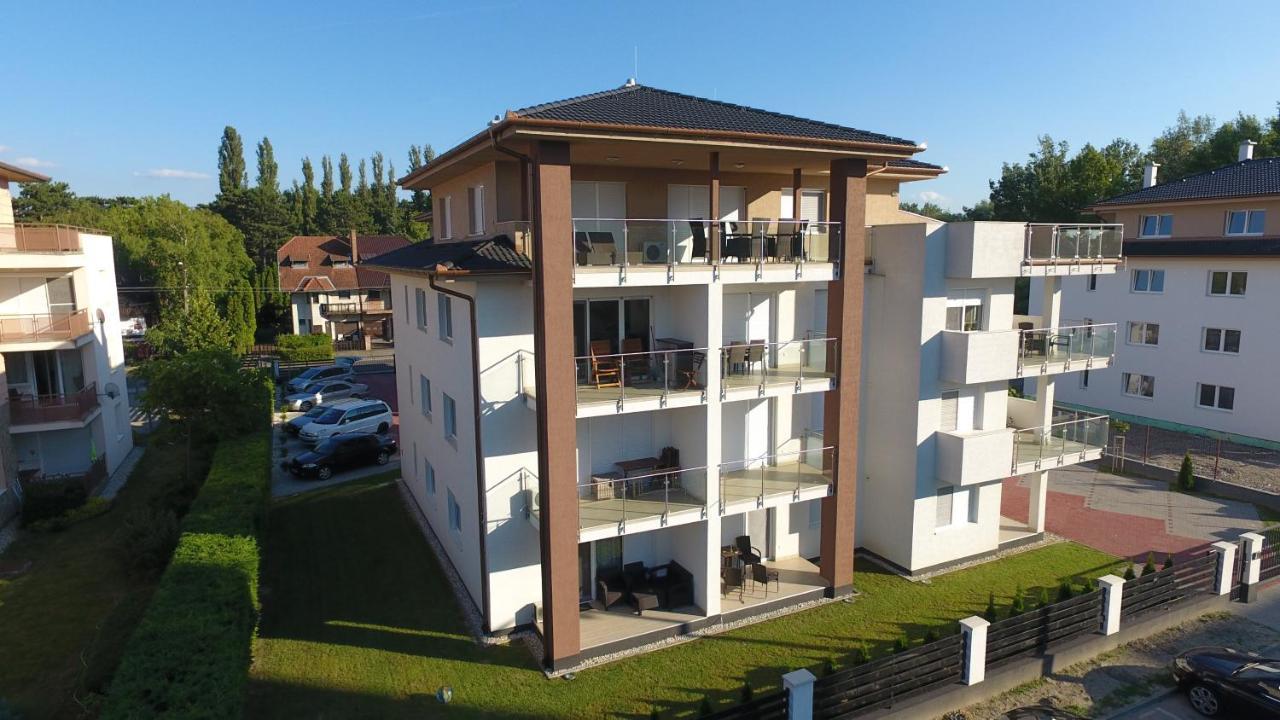 Laguna Beach Apartmanok Шиофок Экстерьер фото