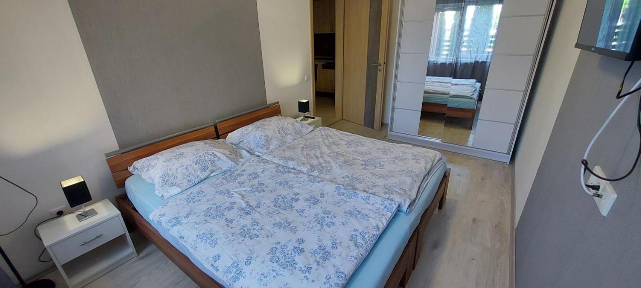 Laguna Beach Apartmanok Шиофок Экстерьер фото